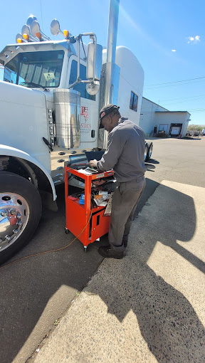 The Peterbilt Store in North Haven Connecticut Mobile Semi Truck Mechanic