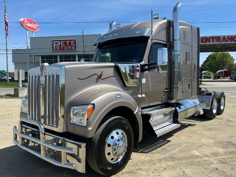 2023 Kenworth W990